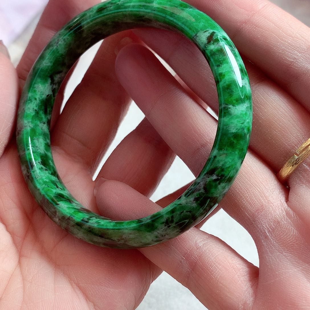 翡翠手镯未镶嵌翡翠