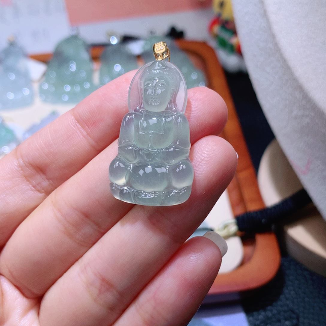 颈饰18K金镶嵌翡翠观音