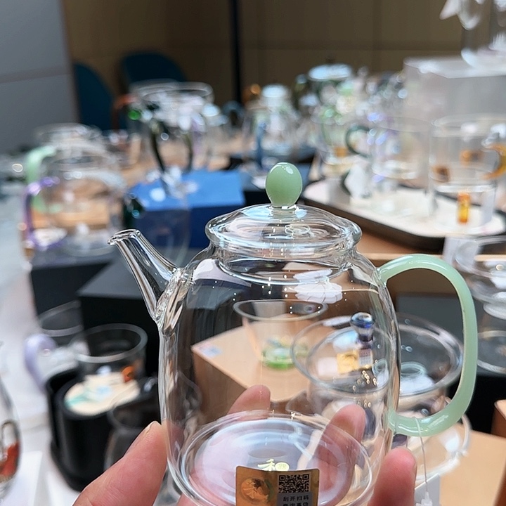禾器浅玉色宴臣壶