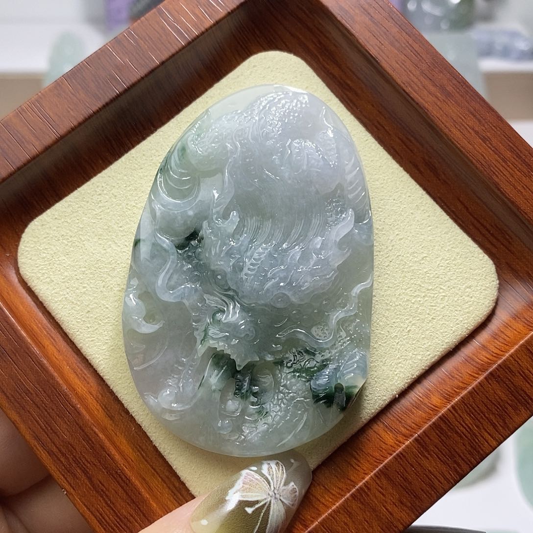 翡翠未镶嵌颈饰龙牌