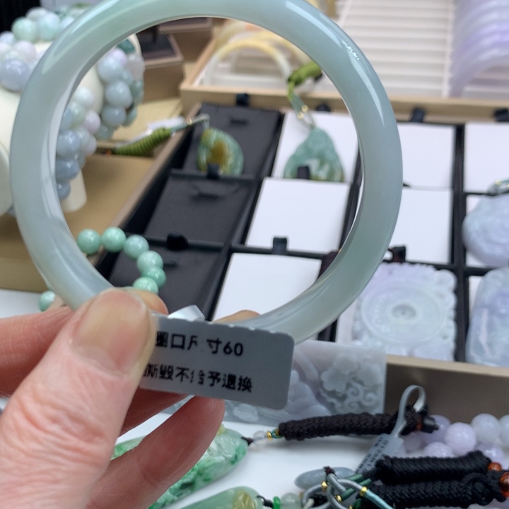 翡翠手镯未镶嵌吊坠