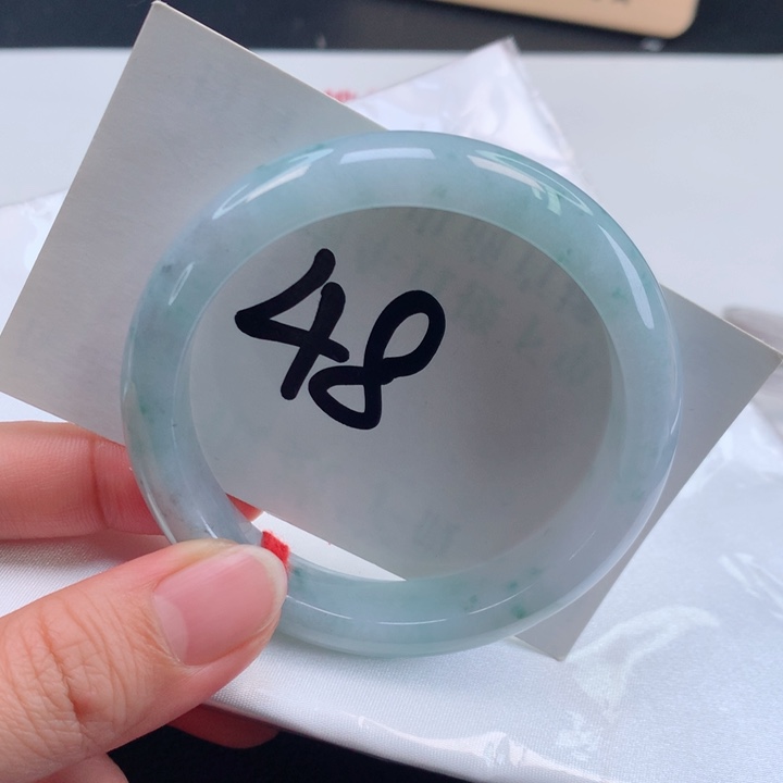 翡翠手镯未镶嵌翡翠