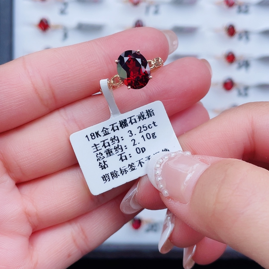 18K金镶嵌戒指石榴石
