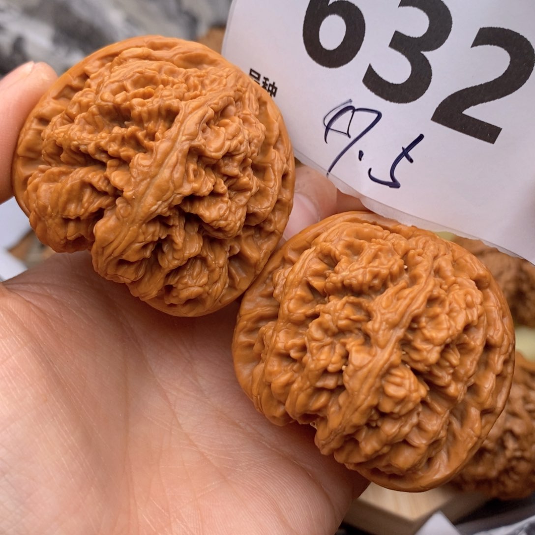 文玩核桃吊坠632号47.5粗筋