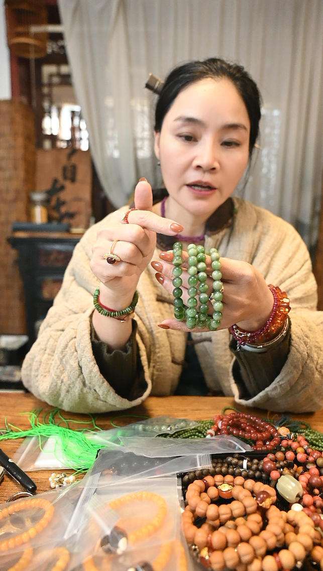 非金属珐琅手链 茶-绿色圆珠半盆手串