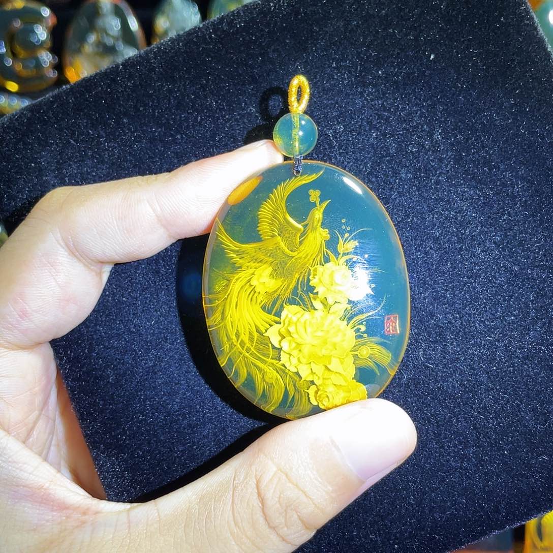 琥珀颈饰未镶嵌蓝珀凤穿牡丹阴雕