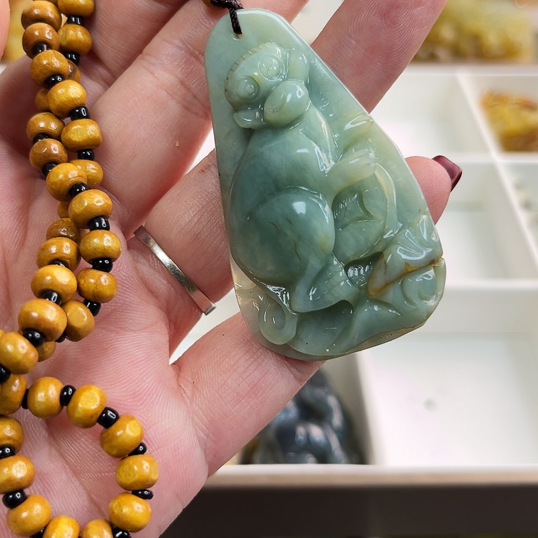 蛇纹石玉颈饰未镶嵌