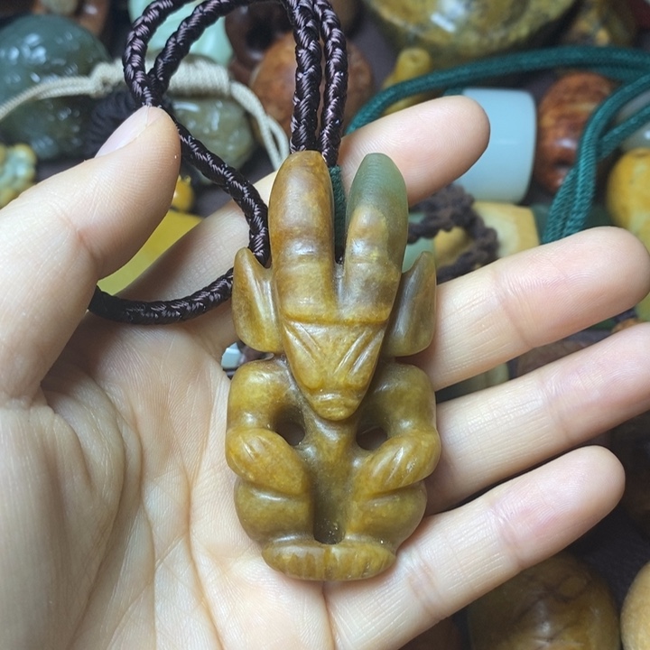 和田玉未镶嵌把件