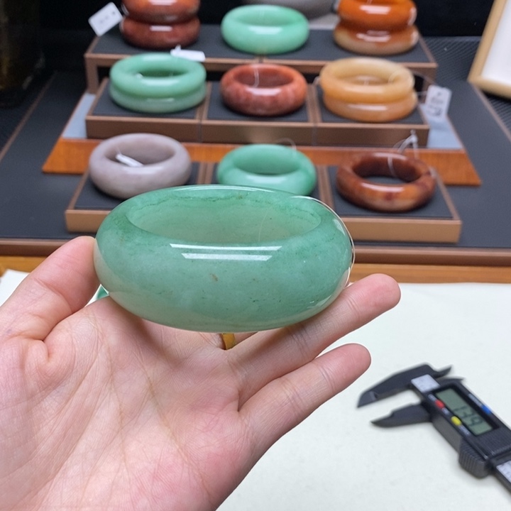 陳***姐石英质玉（非洲翠）合金舍