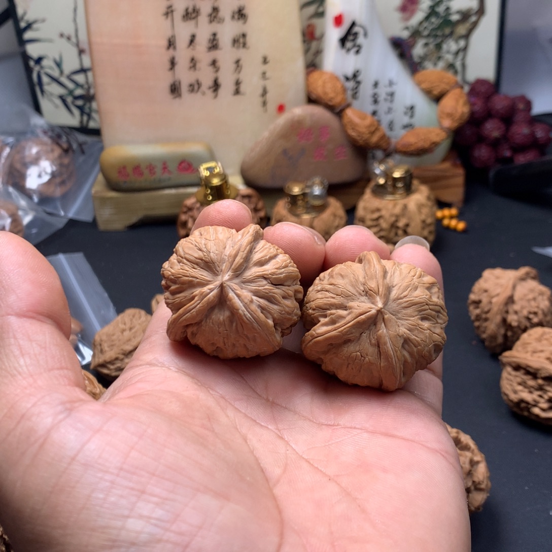 L***H把件文玩核桃元宝三棱