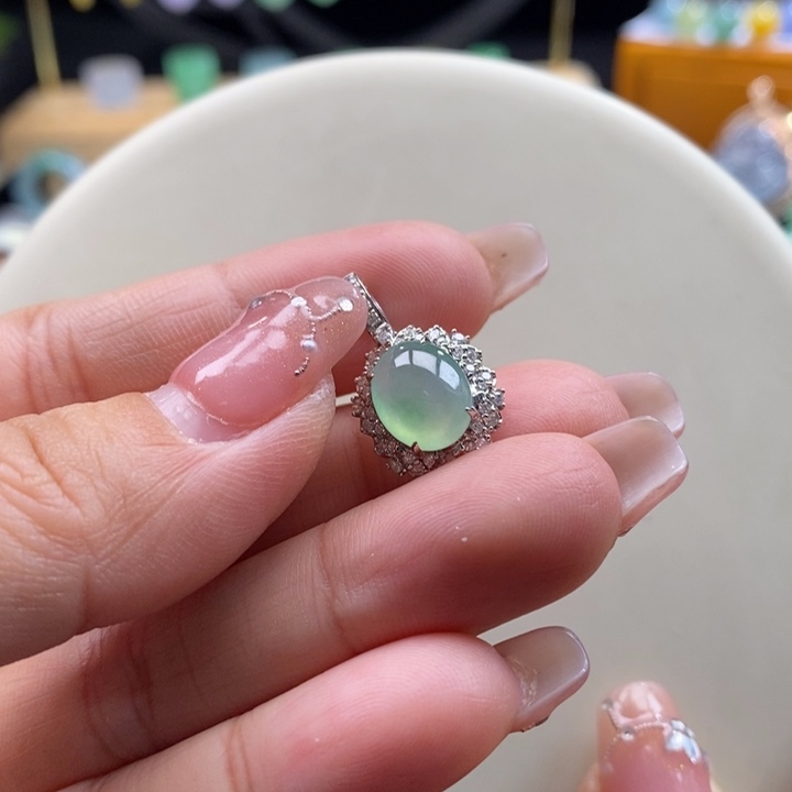 翡翠吊坠(不含链)18K金镶嵌翡翠冰绿旦面吊坠