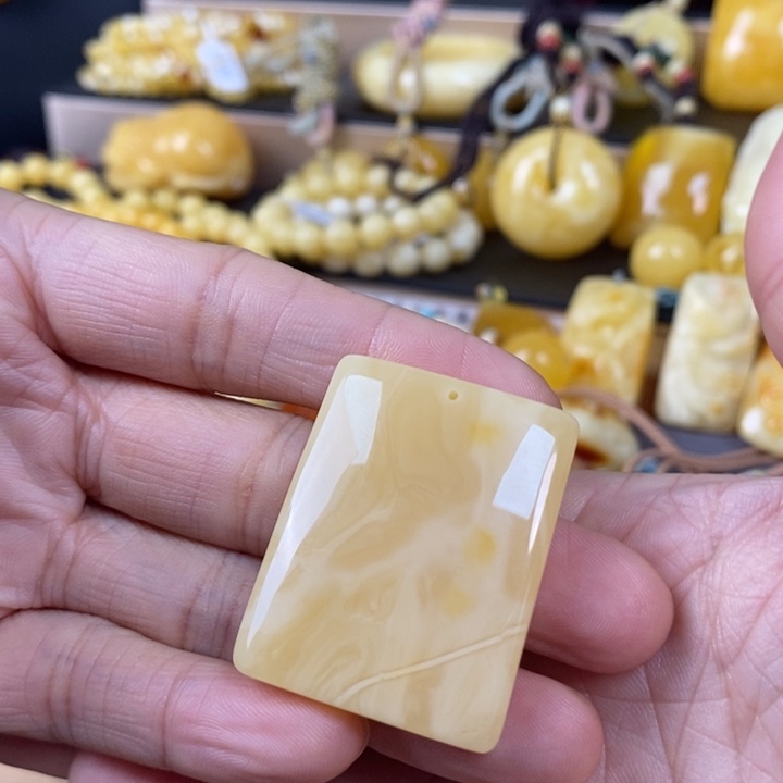 琥珀裸石未镶嵌无事牌