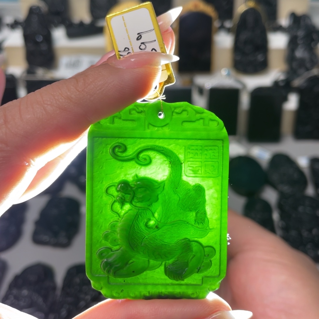 未镶嵌蛇纹石玉吊坠