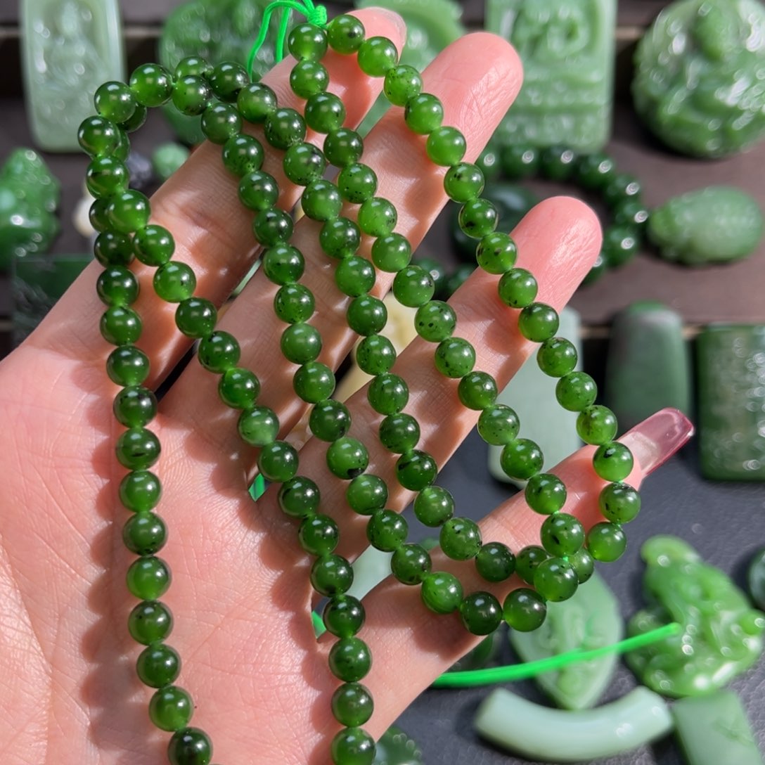 和田玉颈饰未镶嵌可*辣绿卡6珠串