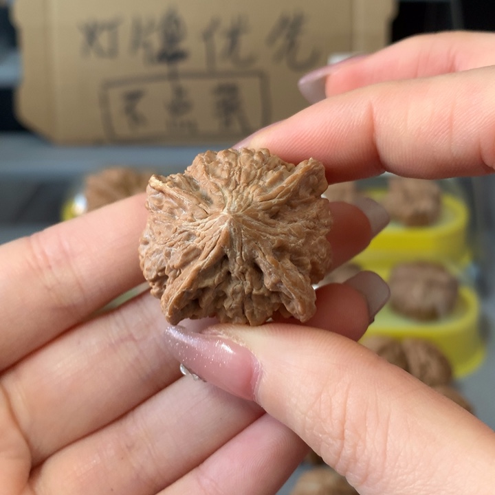 闲***三吊坠文玩核桃异形单只，有瑕疵