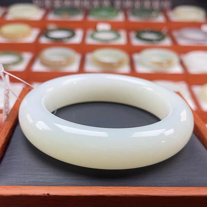 和田玉手镯未镶嵌羊脂级别羊羔油