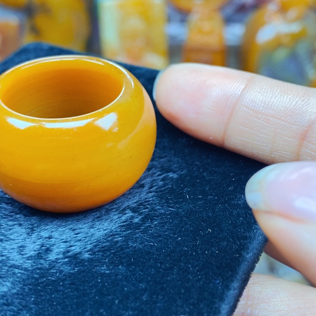 未镶嵌石英质玉（黄龙玉）颈饰