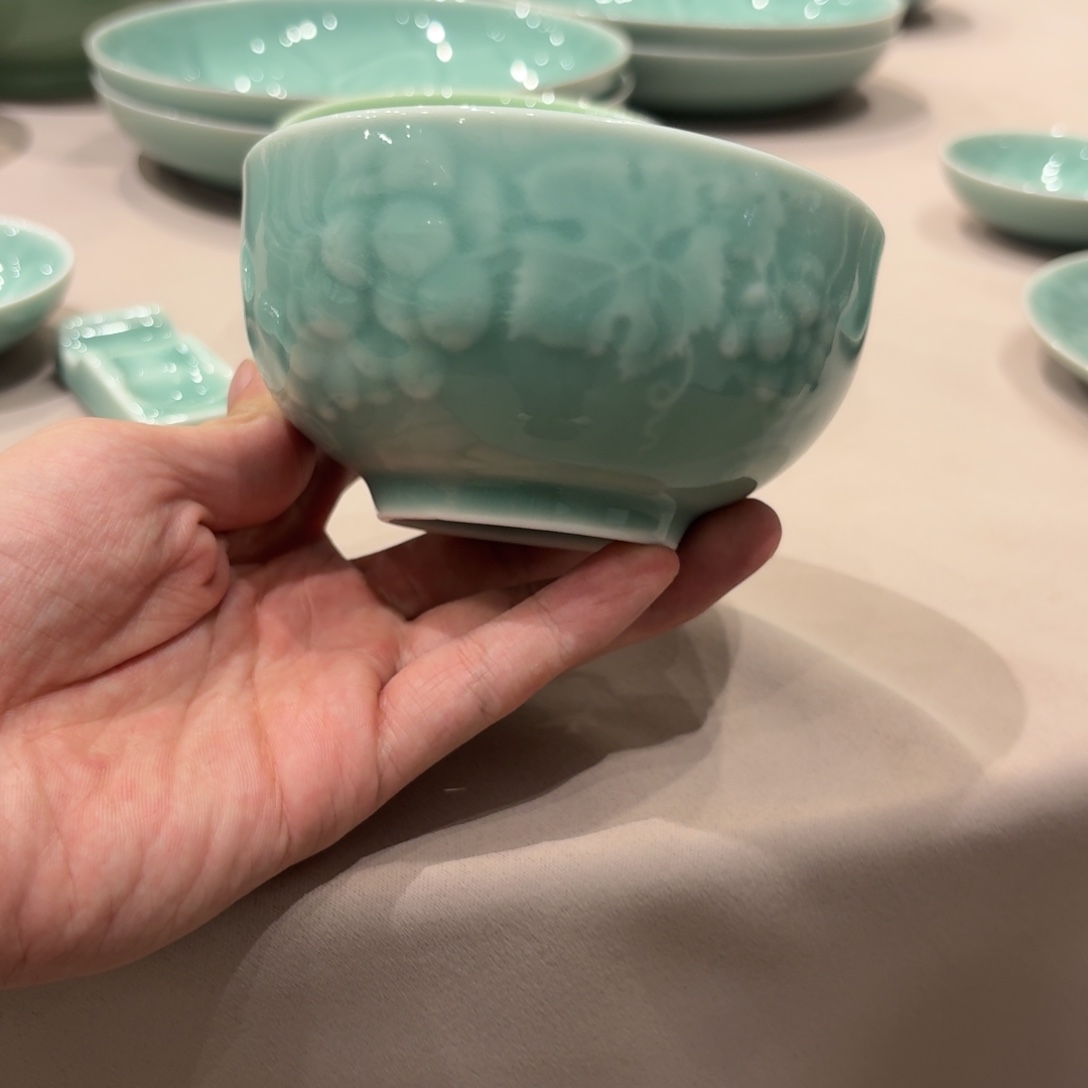 缠枝葡萄纹天青釉4.5寸