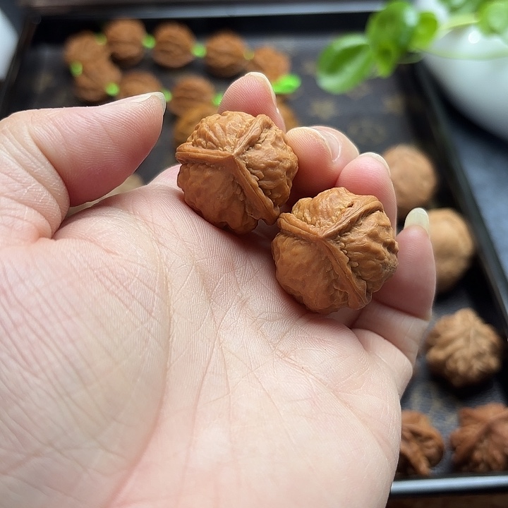 文玩核桃把件三棱手捻1938