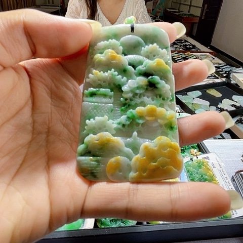 翡翠未镶嵌项圈一个