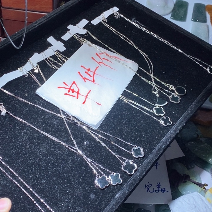 翡翠颈饰未镶嵌好