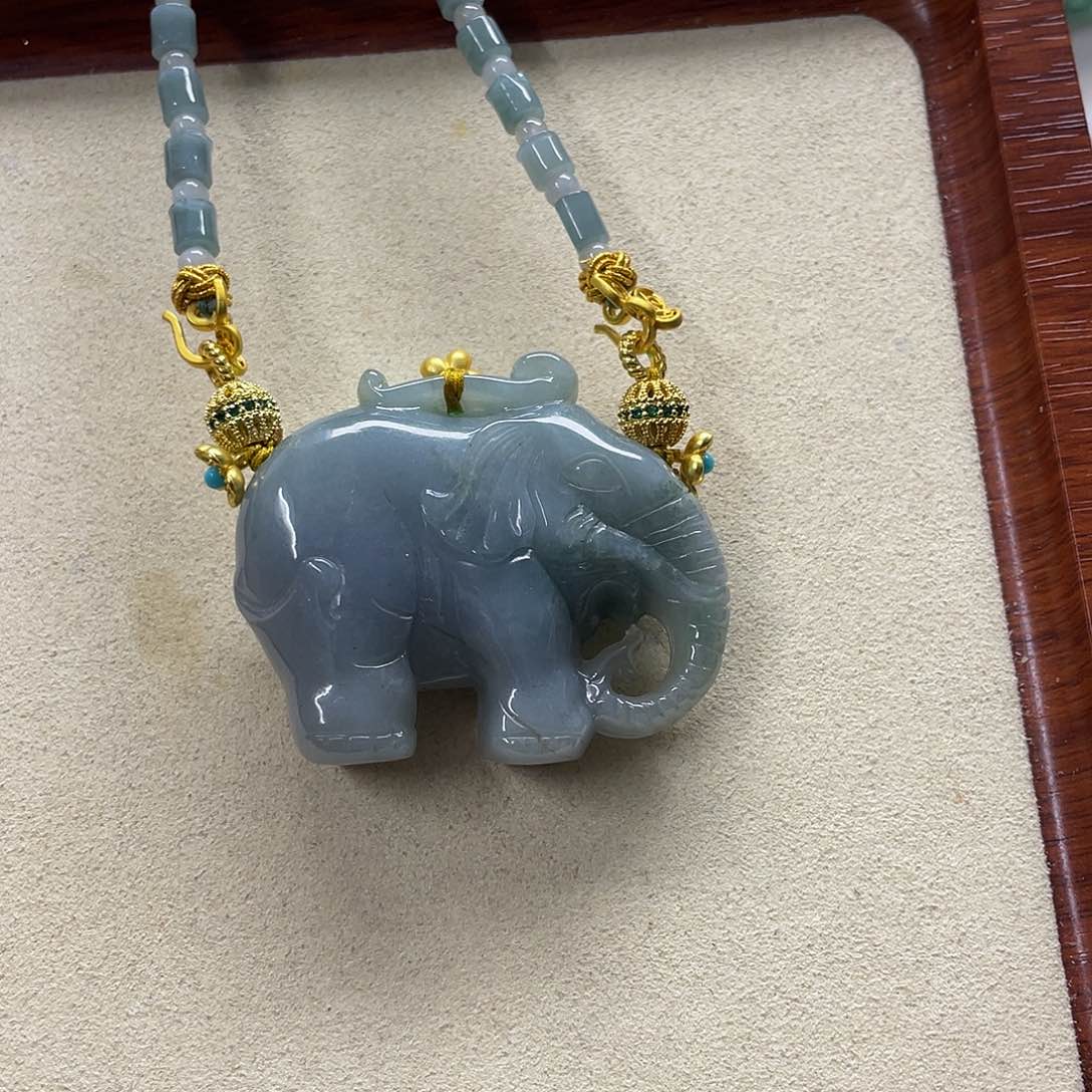 翡翠未镶嵌颈饰翡翠大象