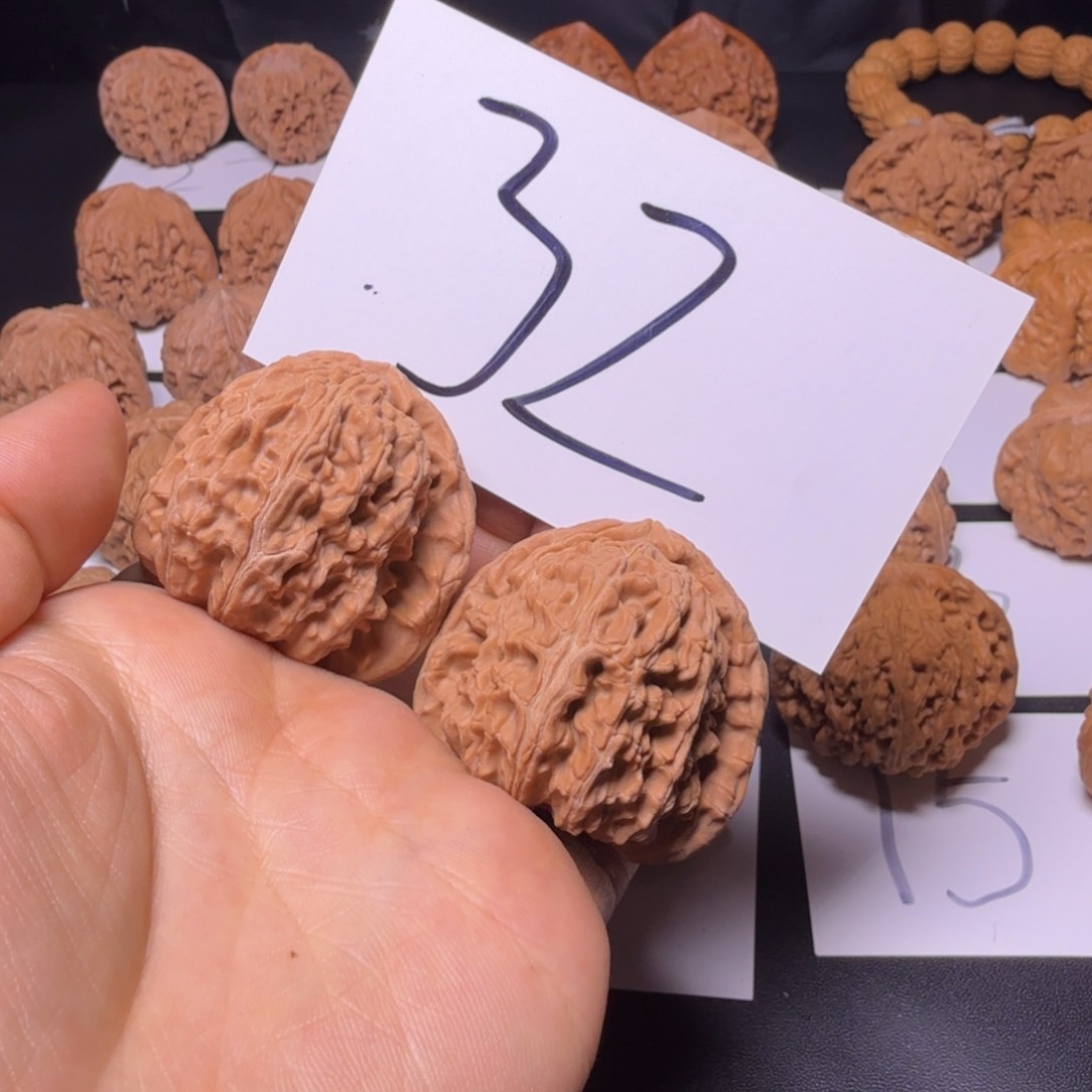 文玩核桃把件白狮子