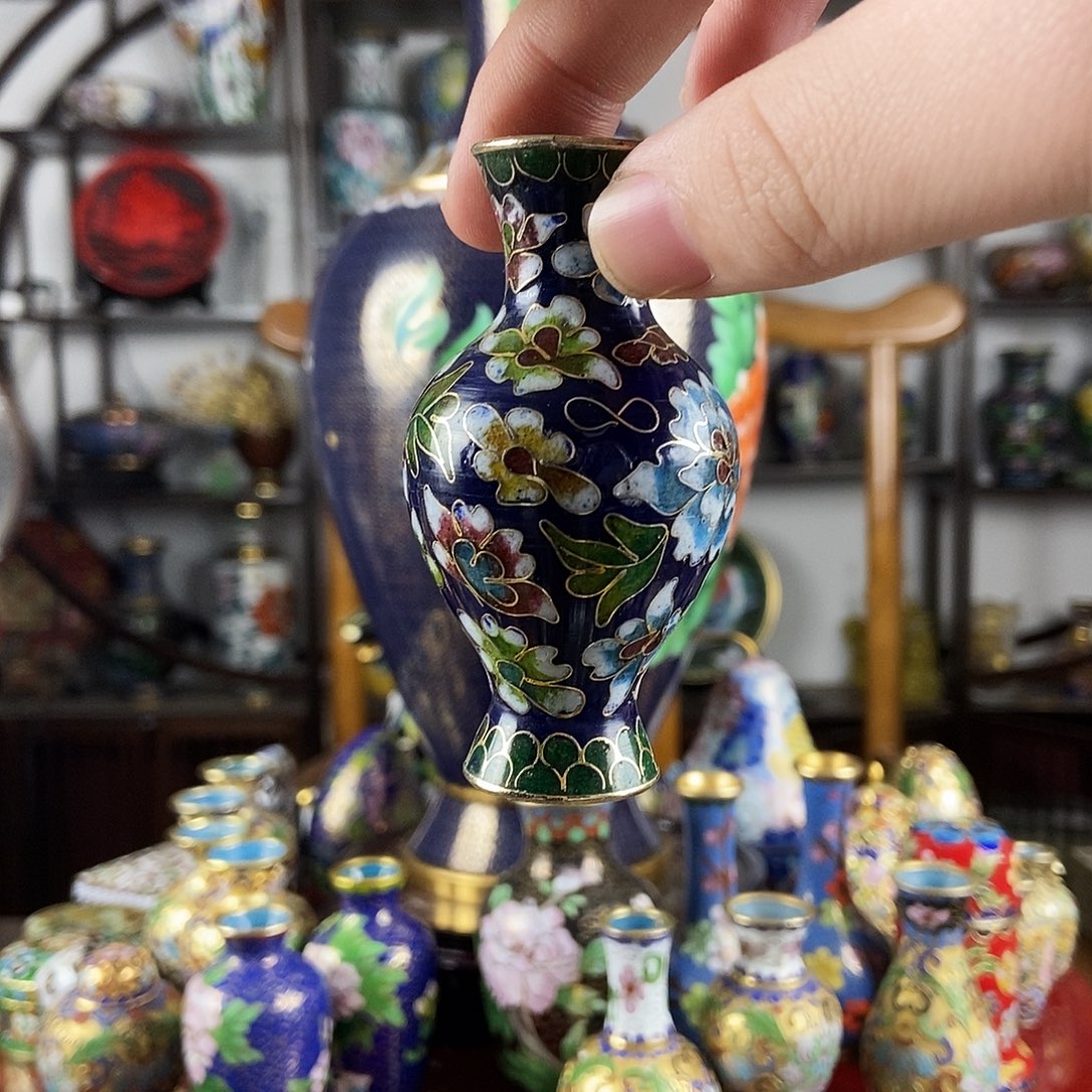 国****铜景泰蓝创汇银蓝万花瓶（微瑕）