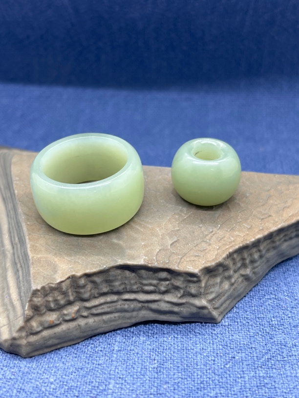 和田玉粉青套件（18号指环，12*16鼓珠）