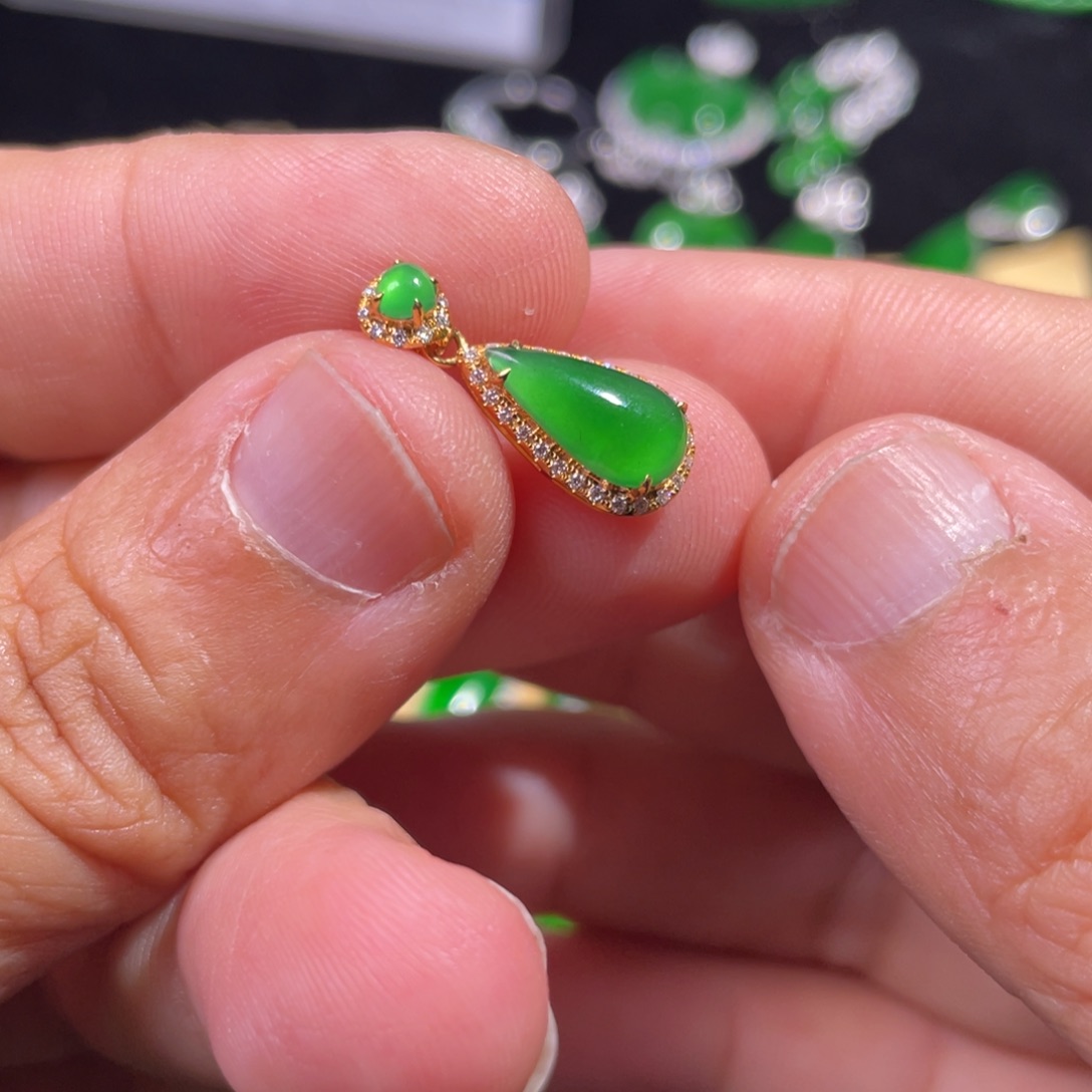 翡翠18K金镶嵌颈饰翡翠