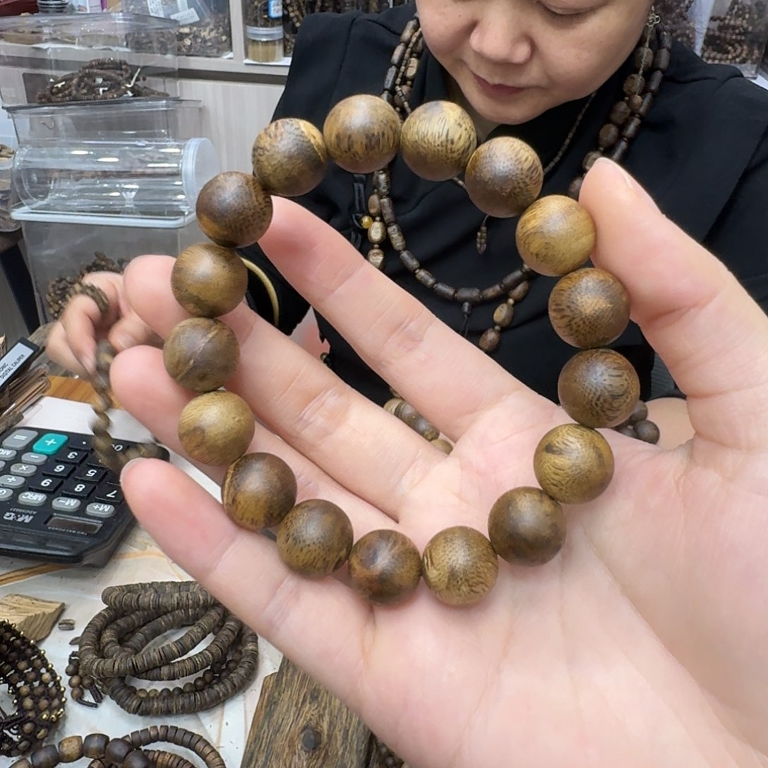 沉香沉香碎屑白棋老料 1.3-14.6 克多样性发一串