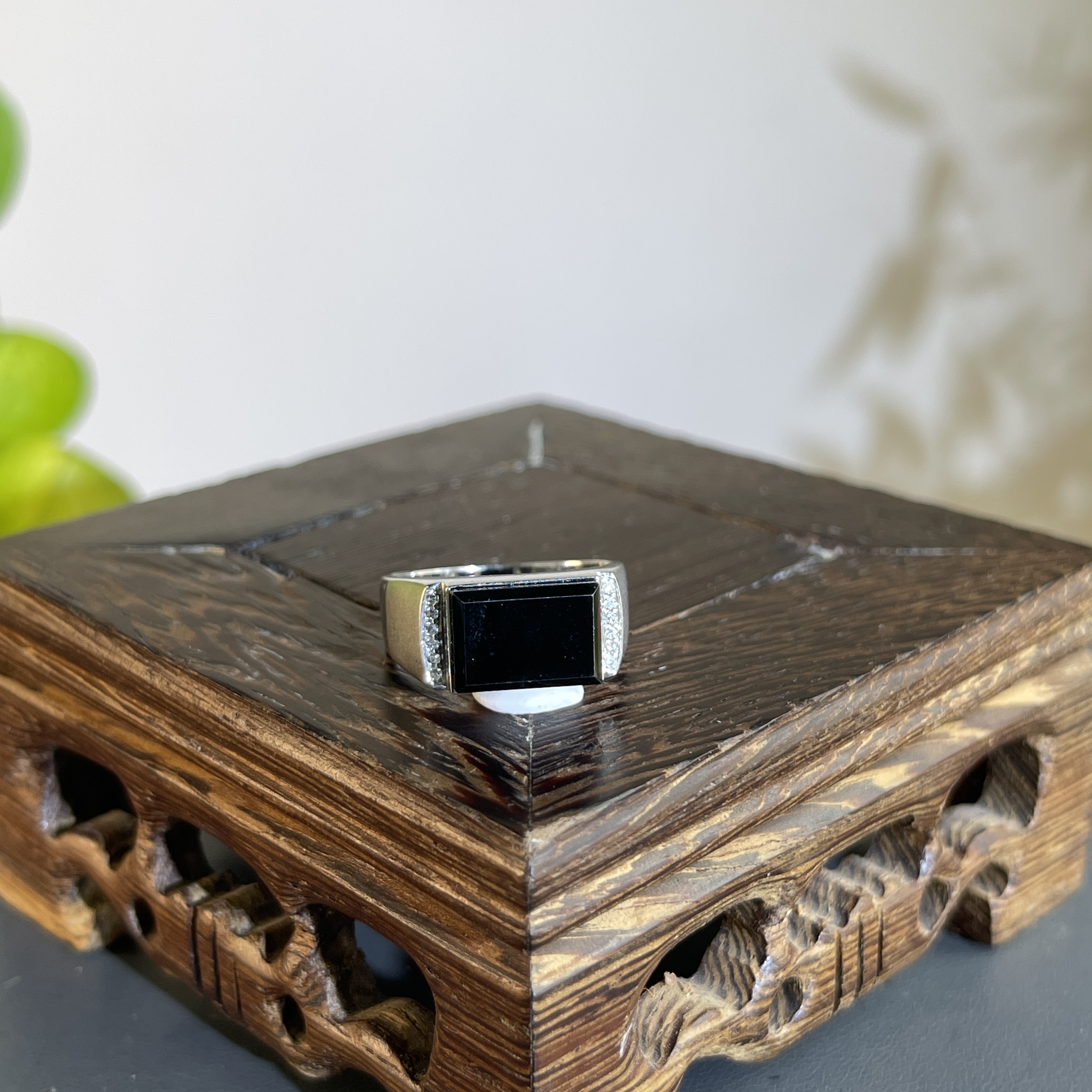 JXA08-134 天然黑色A货翡翠 黑-18K含钻镶嵌马鞍戒指18#