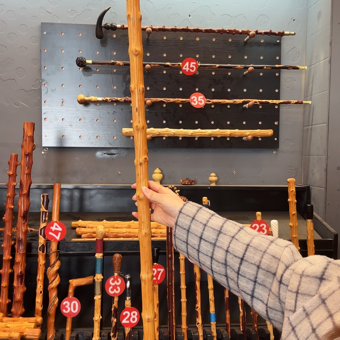 秦***怀128公分左右长，长棍