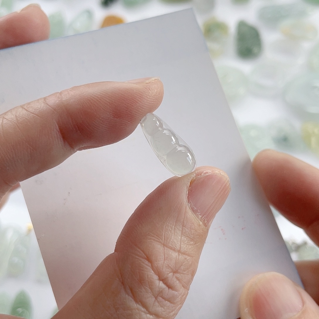 翡翠未镶嵌颈饰小豆子