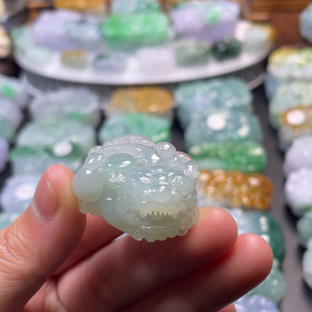 翡翠未镶嵌颈饰貔貅