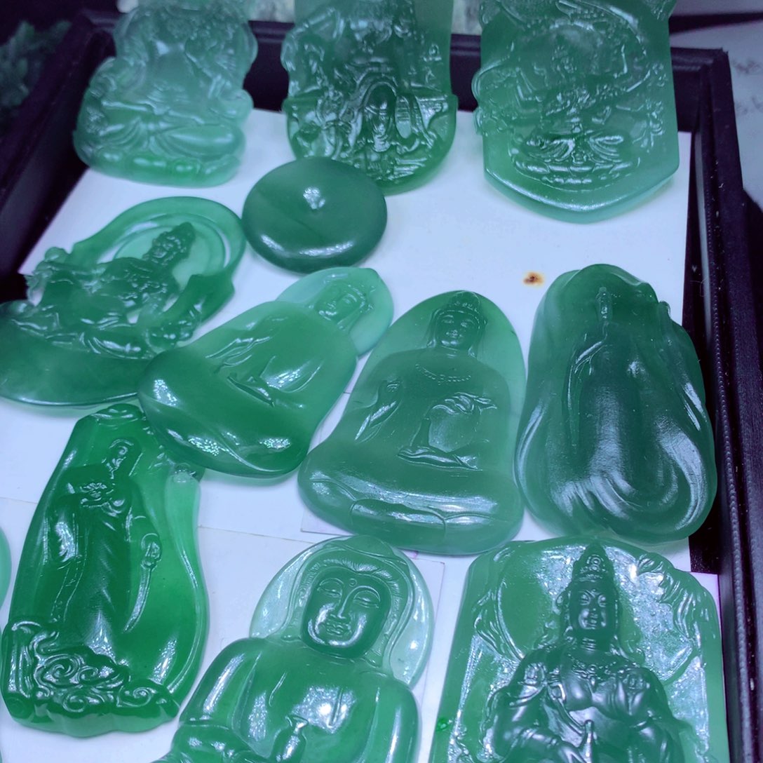 星****定制翡翠未镶嵌天然翡翠A货毛货挂件