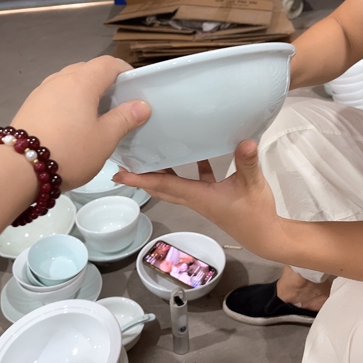 瓷片青瓷8英寸加厚护边汤碗两个，微瑕包邮