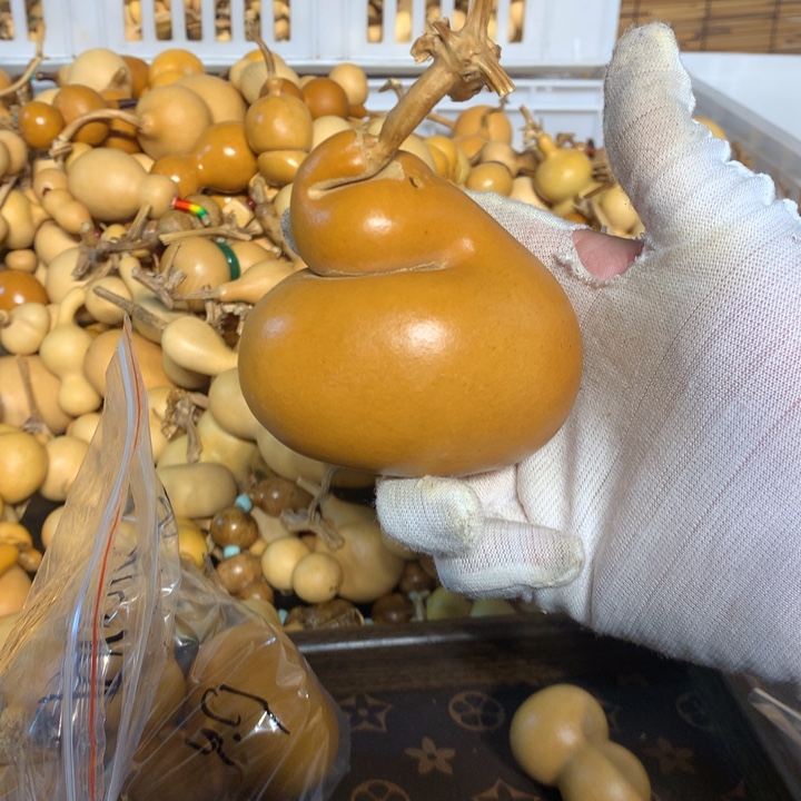 八宝豆和虾等食材混合拌制