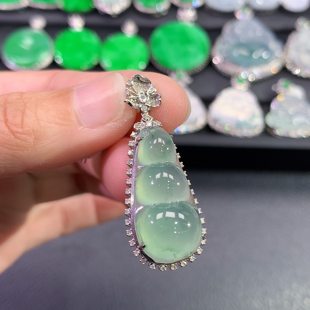 翡翠18K金镶嵌吊坠(赠链)