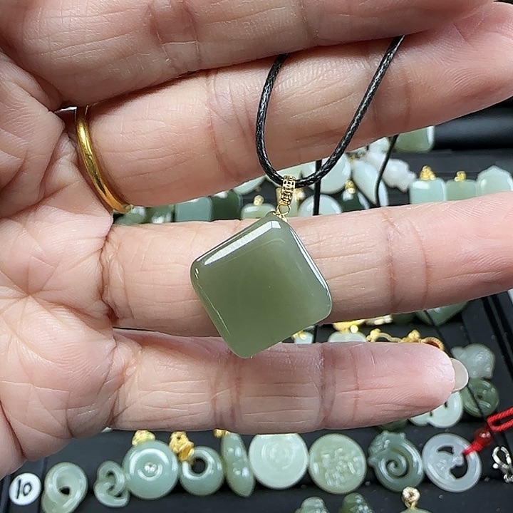 和田玉吊坠(不含链)18K金镶嵌