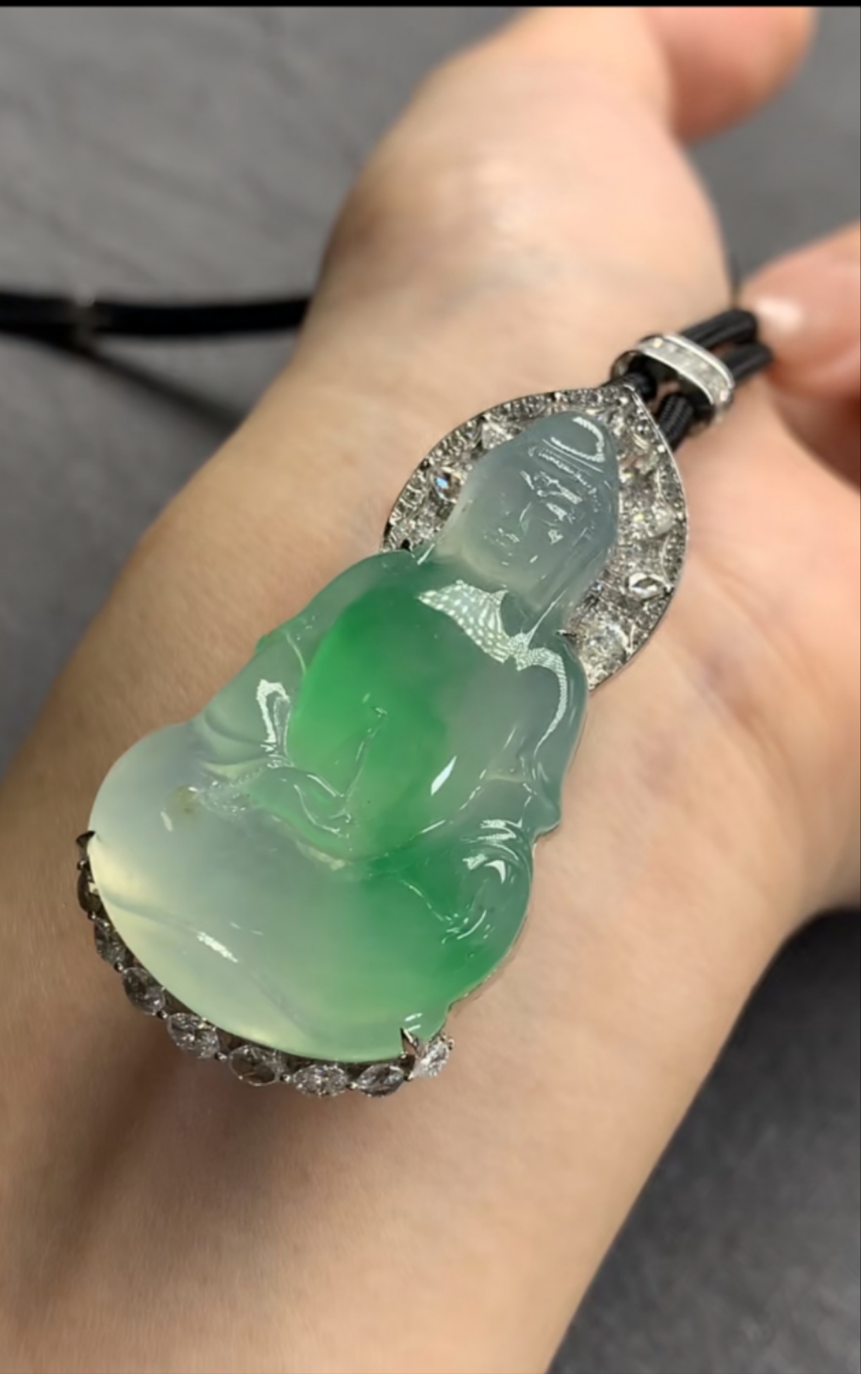 冰透精雕翡翠挂件