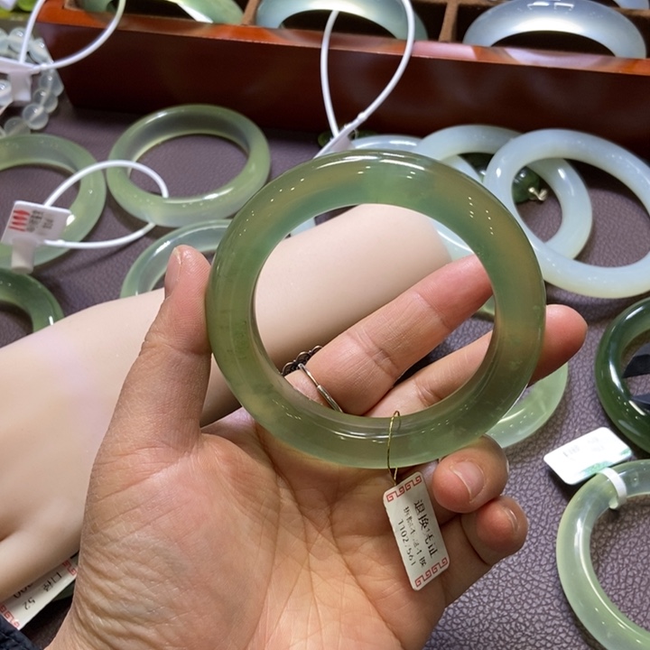 蛇纹石玉未镶嵌手镯55