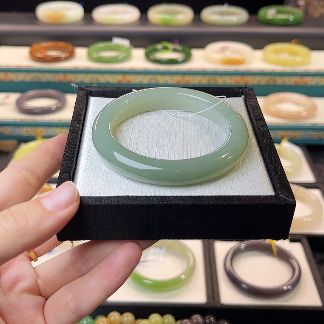 和田玉手镯未镶嵌 且末蓝渐变