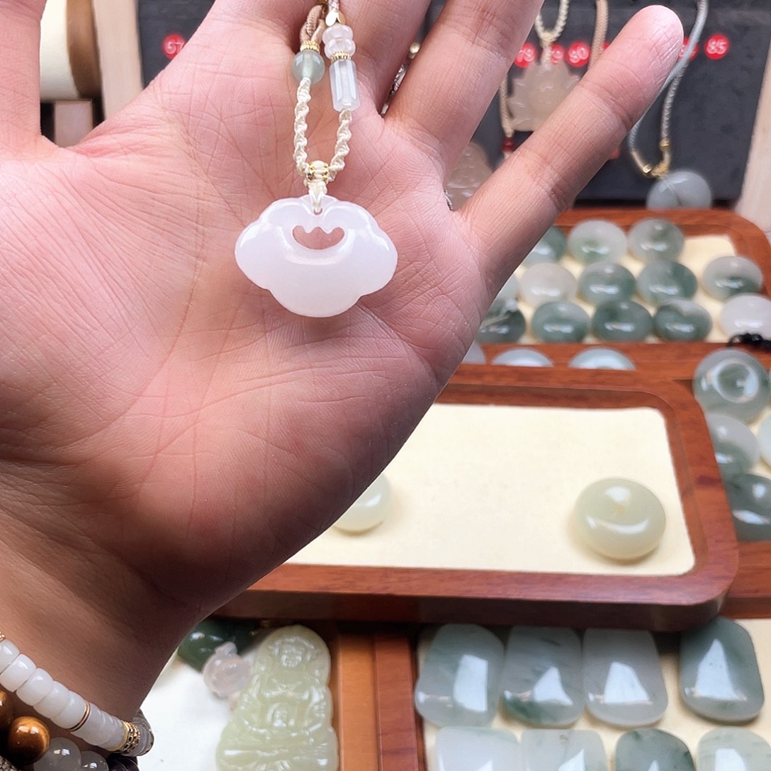 石英质玉未镶嵌颈饰