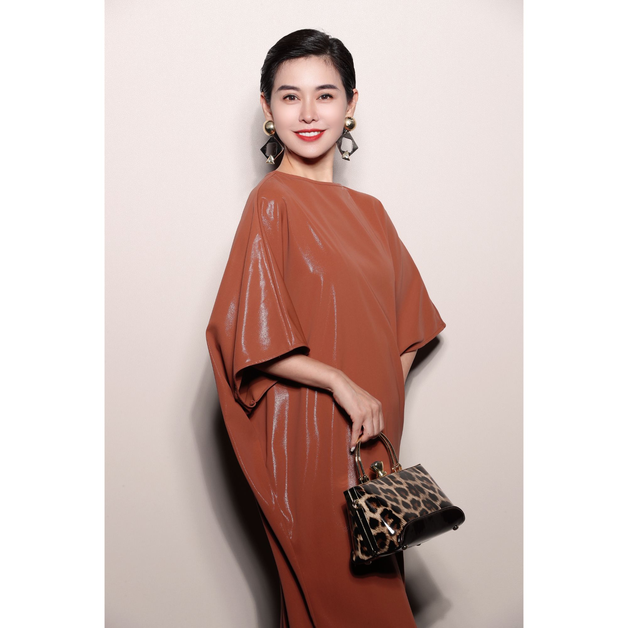 芈莱尤优——新款【焦糖拿铁】优雅亮面短袖连衣裙L24-5258