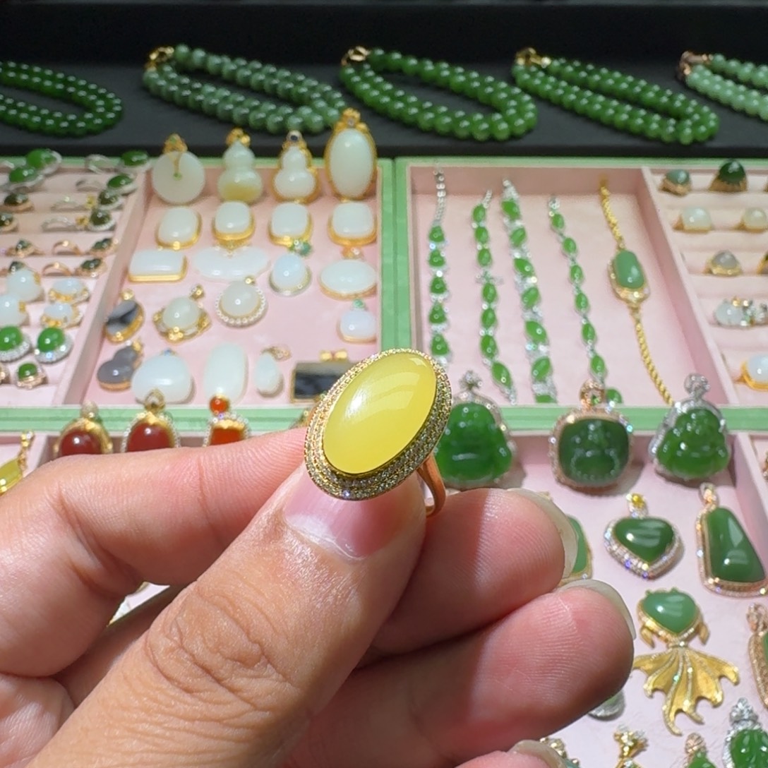 珩***丶18K金镶嵌和田玉珠宝奇石鸡油黄戒指