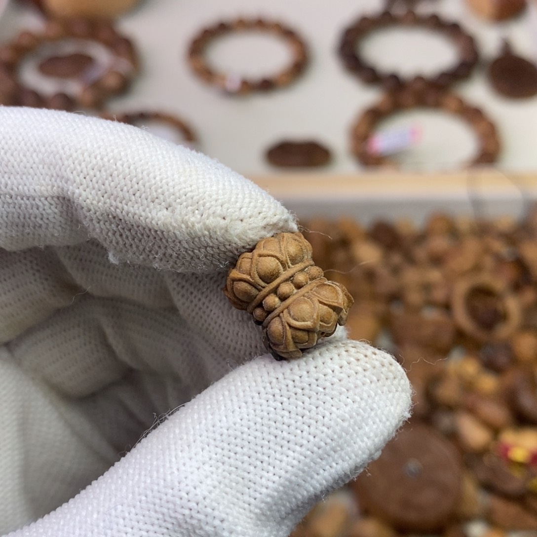 檀香木散珠印度迈索尔老山檀1.5*1.2瑕疵并蒂莲