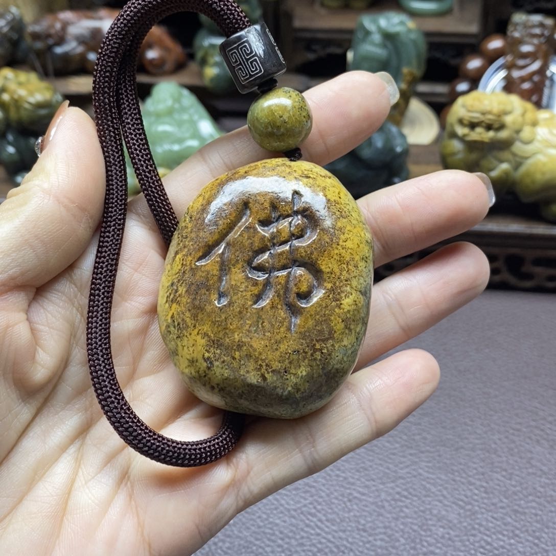 未镶嵌岫岩河磨玉（透闪石质玉）把件