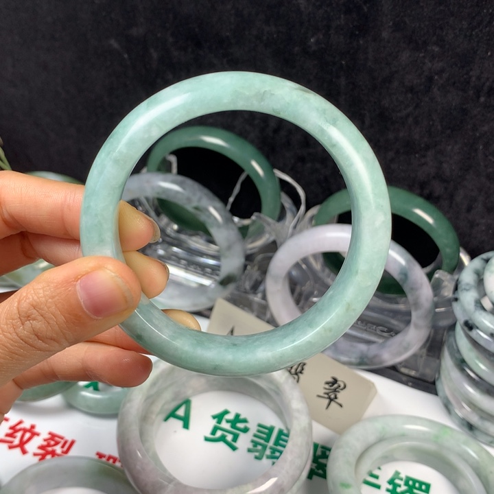 翡翠未镶嵌手镯58:9圈。3