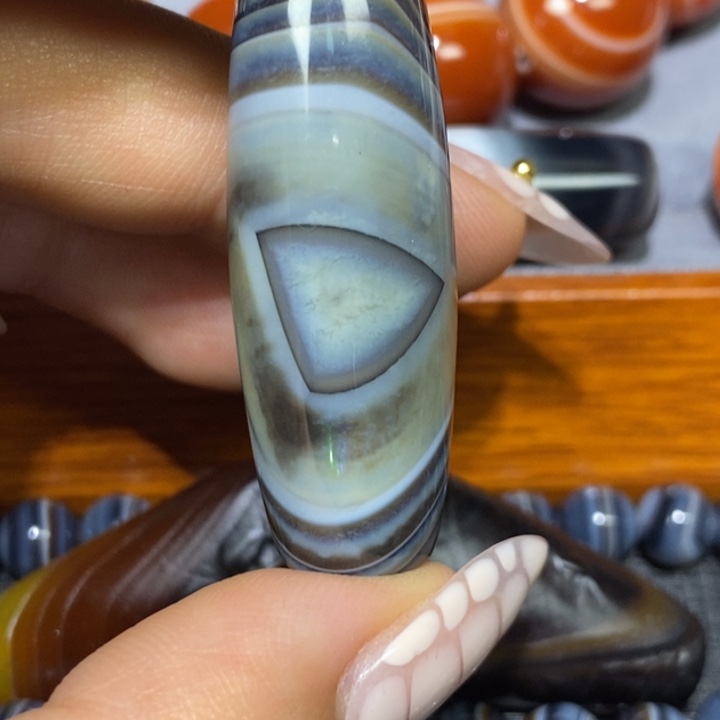 足铂镶嵌颈饰玛瑙/玉髓